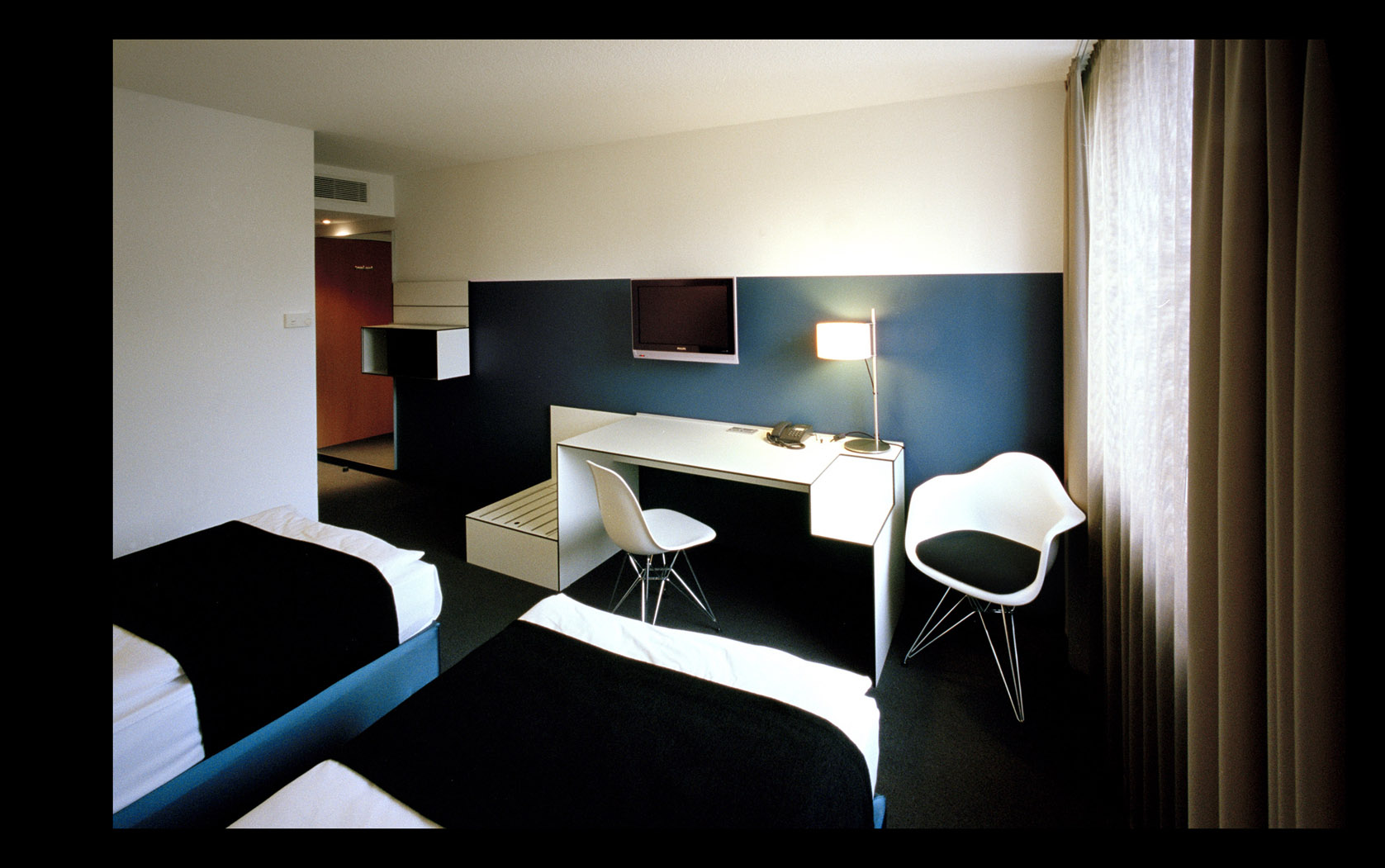 chm 042 room turquoise.jpg